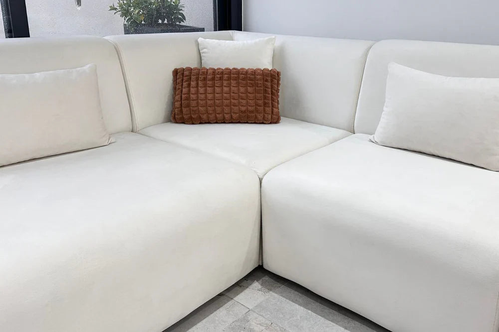 Canapé Coco en velours lisse Blanc Cassé